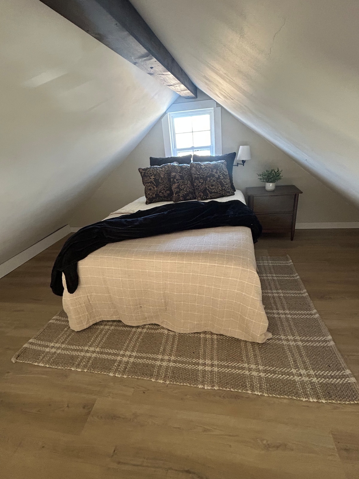 سرير كامل في الشقة العلوية 