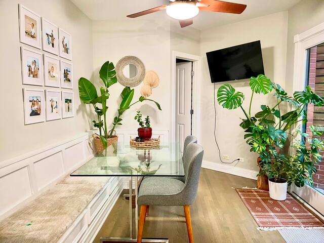 Chic entire home for large group gallery image 3