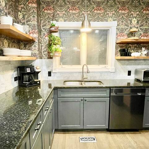 Chic entire home for large group gallery image 2