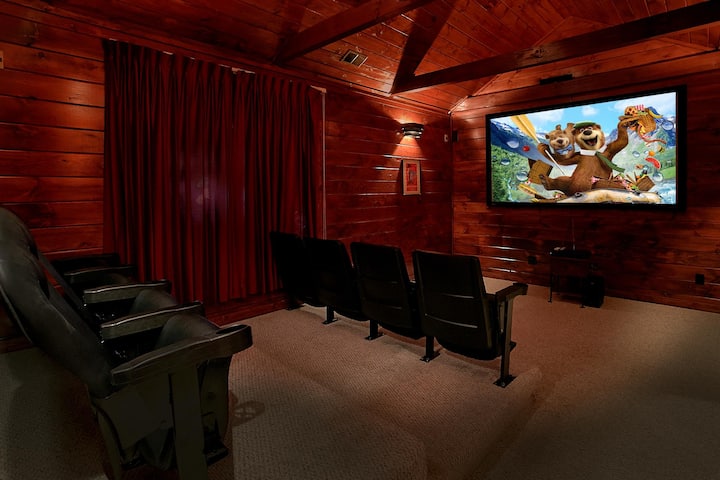 Serenity Lodge: Theater, Gameroom, Hot Tub