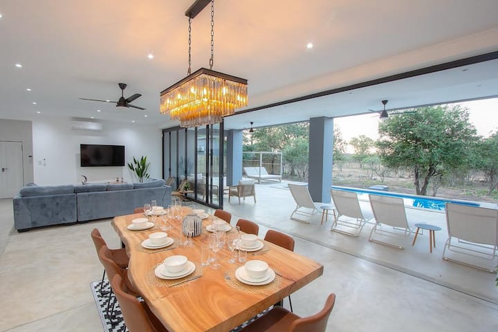 Giraffe Oasis - Kruger Luxury Family Villa