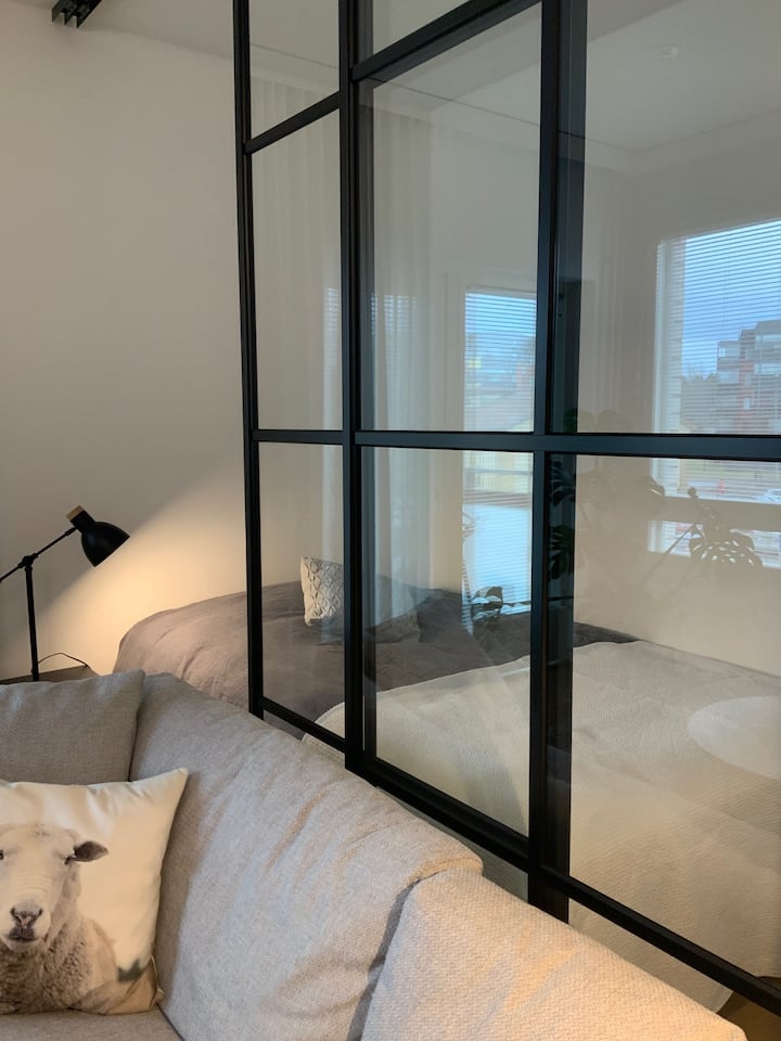 Cama doble de alta calidad de 140 cm en el dormitorio.