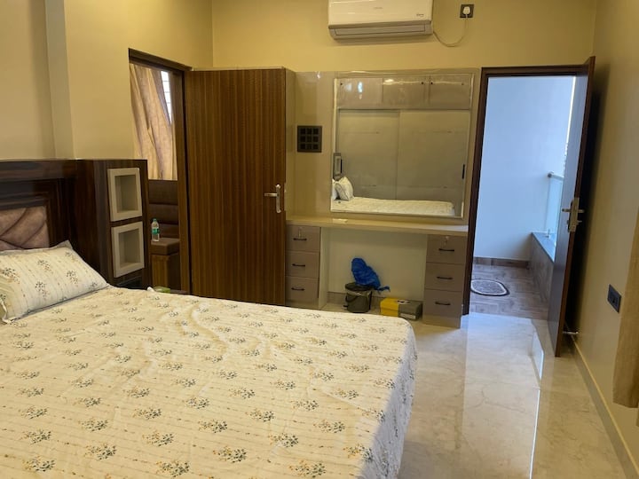 Manželská posteľ s pripojenou kúpeľňou a balkónom s výhľadom na východ slnka 