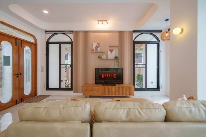 Muji 4BR Ekkamai Pool Villa gallery image 5