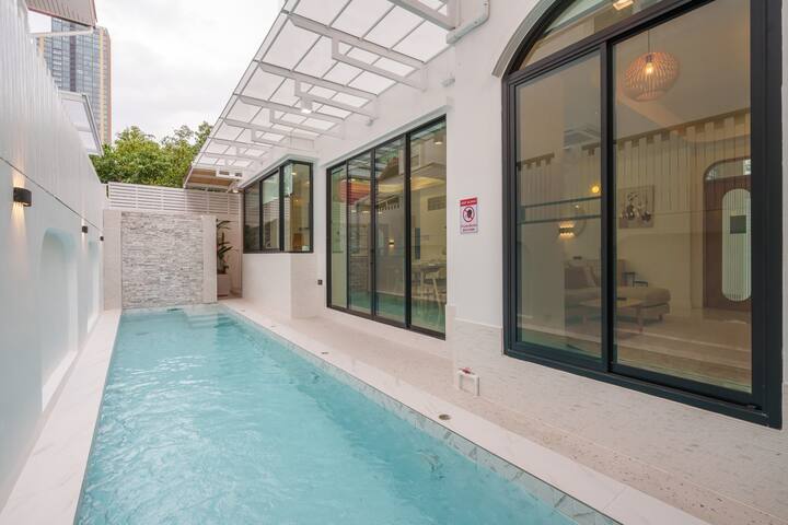 Muji 4BR Ekkamai Pool Villa gallery image 3