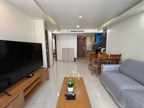 Grand Avenue Large rare 2 bedroom apartment