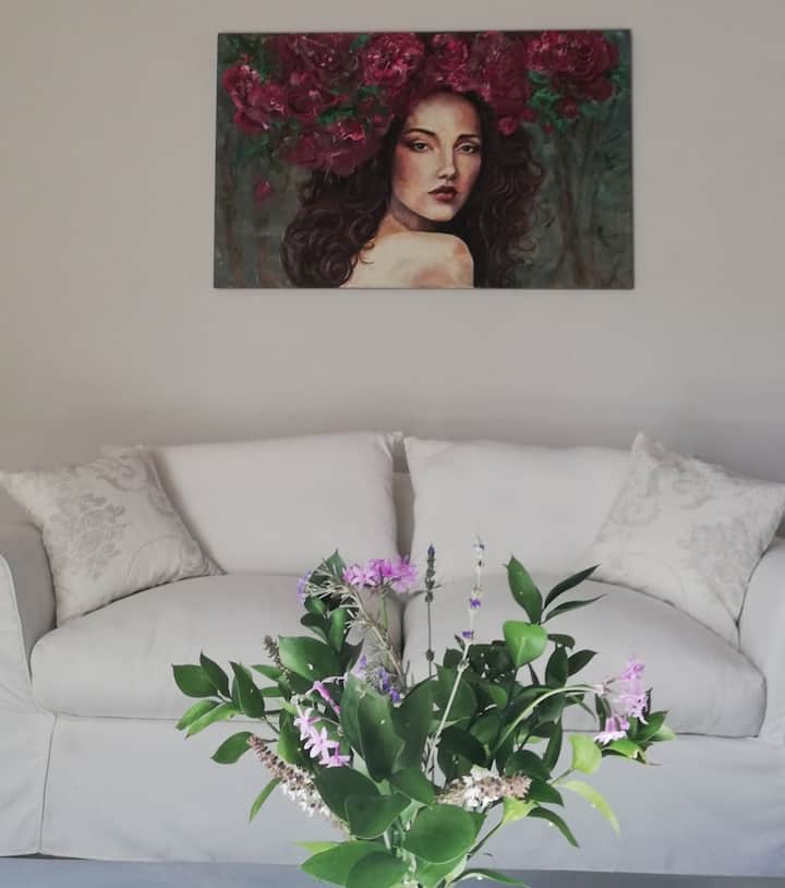 是时候放松身心，享受风车和珍珠鸡的声音了。