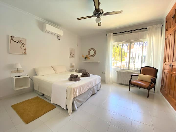 голема двокреветна соба на приземје со приватен тоалет 