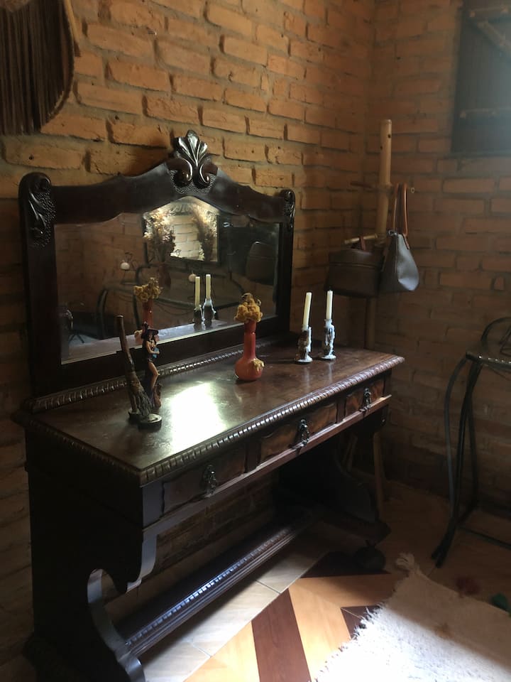 Uzavreté s toaletným stolíkom a komodou 