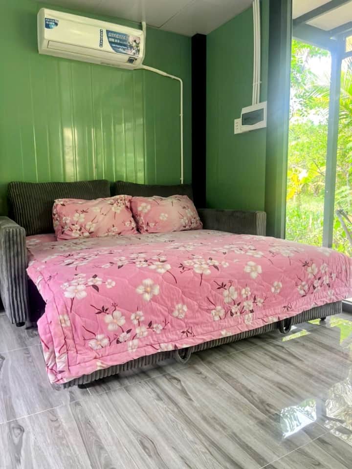 U udobnom dnevnom boravku nalazi se kauč na razvlačenje širine 1,4 m koji pruža prostor za spavanje za samce ili djecu. Praktična opcija za obitelji.