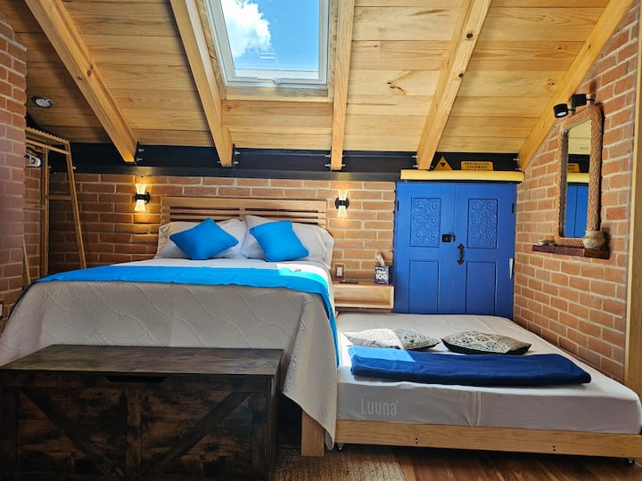 Cama matrimonial  nido doble, conocida como canguro. Ventana  con cortina blackout.