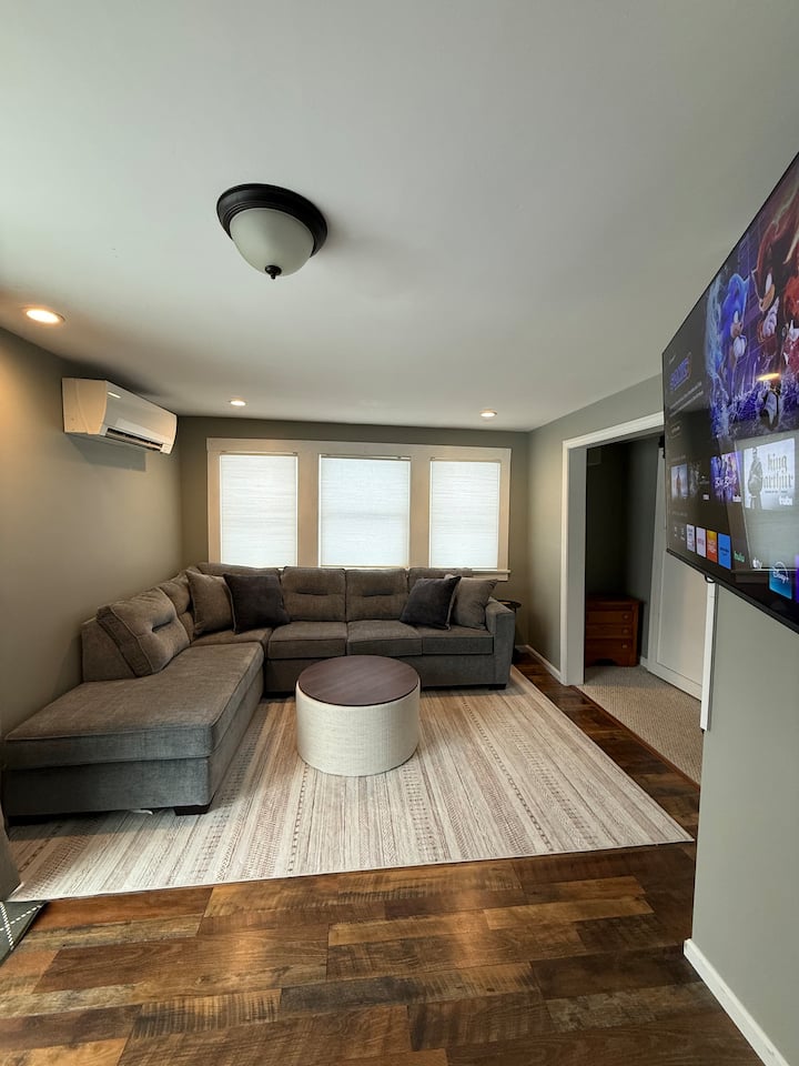 טלוויזיית QLED חדשה בגודל 55אינץ 'עם תושבת מסתובבת מתכווננת, רצפות חדשות, שטיח חדש, ספה גדולה ונוחה במיוחד, שלט רחוק מיצובישי מיני חימום/מיזוג אוויר, וחום רדיאני תרמוסטטי של הפנלים