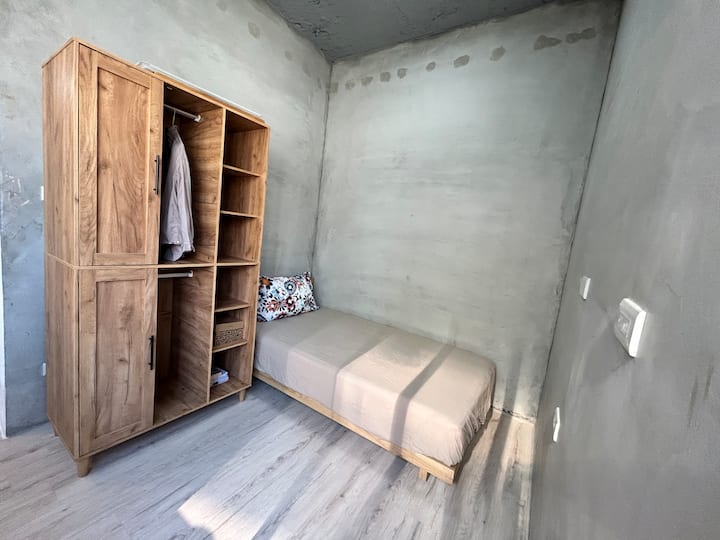 Nezabúdajte, že spálne a brloh nemajú dvere, ale sú oddelené a neprerušené.Študovňa je obzvlášť dobre osvetlená s tretím hosťom, ktorý bude mať naplánovaný spánok v pracovni.Rám jednolôžka, ako aj latexový/samostatný kartónový matrac.