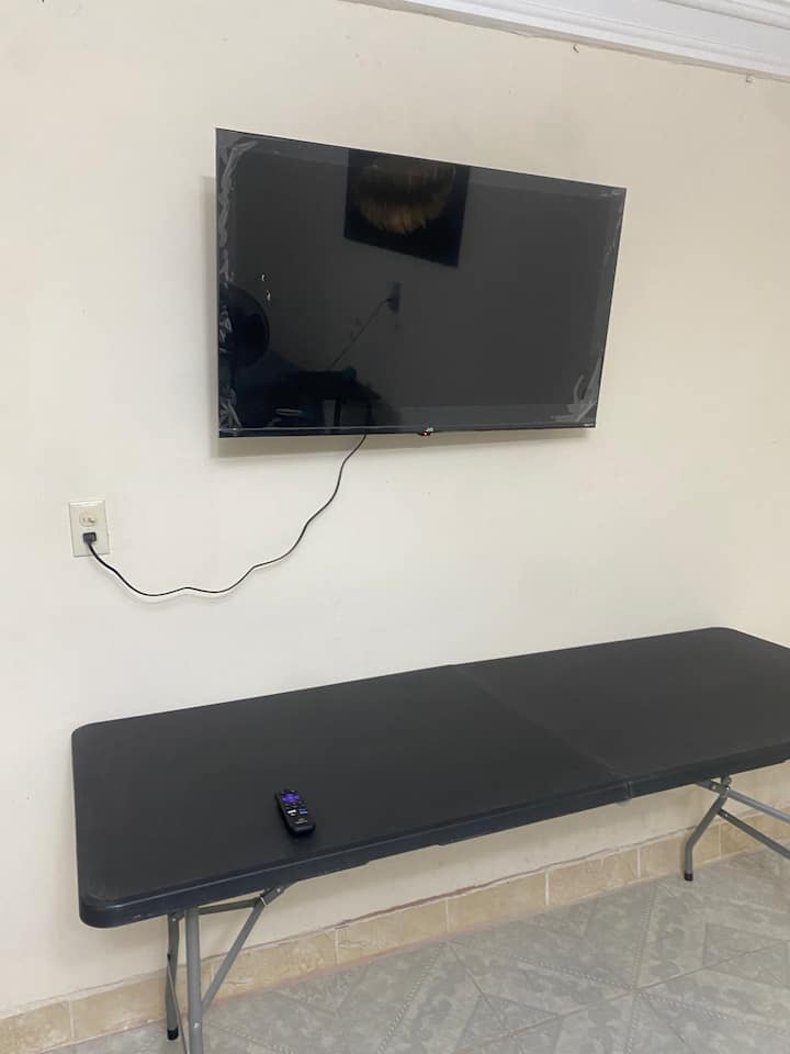 Televisión de 43 pulgadas y una mesa adicional para juegos o trabajo 