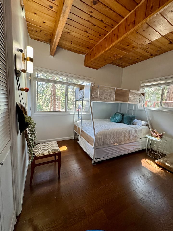 Საძინებელი 3 არის ორსართულიანი ოთახი, რომელიც იდეალურია ბავშვებისთვის ან ჯგუფებისთვის. Სავსე საწოლით, ორადგილიანი საწოლით და ორადგილიანი თასმით საკმარისი სივრცეა გასაშლელად. Ხის იატაკი და ხეების ხედები მას ფართო, თანამედროვე და მიმზიდველს ხდის.