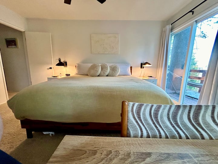 Მყუდრო და მშვიდი, ზემოთ მდებარე ძირითად საძინებელში არის კომფორტული საწოლი დიდი ზომის დასაძინებლად, ადგილობრივი ხელოვნება და შუა საუკუნეების თანამედროვე შტრიხები. Გააღეთ კარები, რომ დატკბეთ სუფთა მთის ჰაერით, დილის სინათლითა და ჰამაკით გემბანზე.