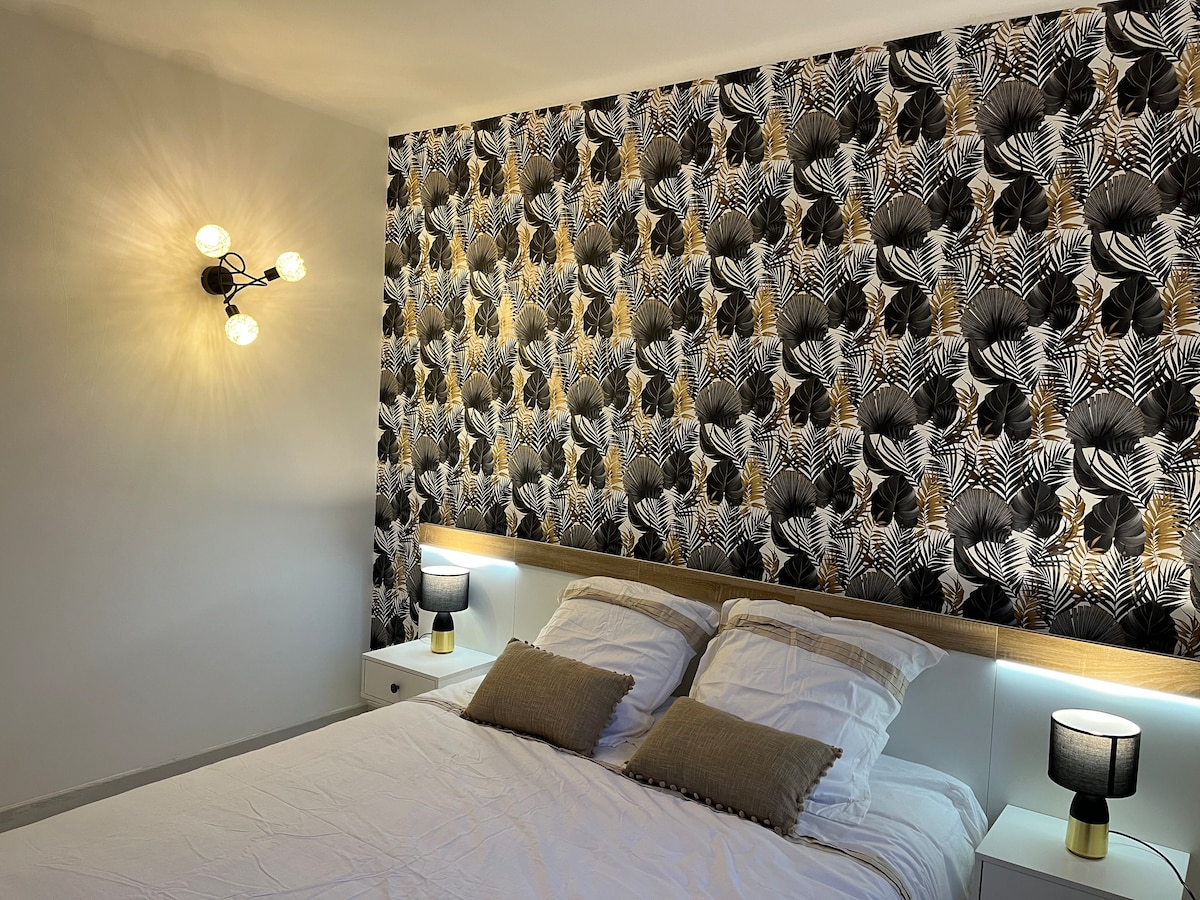 Predivna soba s terasom i pogledom na vrt.
Krevet 160 cm
Ormar s visećim prostorom i policom. 