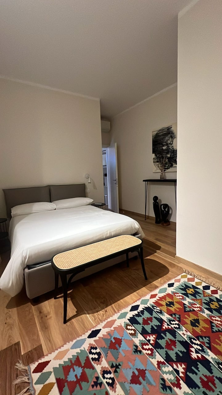 La camera da letto è dotata di aria condizionata e di un comodo letto matrimoniale. In tutta la casa è presente il pavimento in  parquet che dona un tocco di classe e calore.