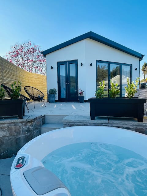 The Summer House - Tiny Home with Hot Tub