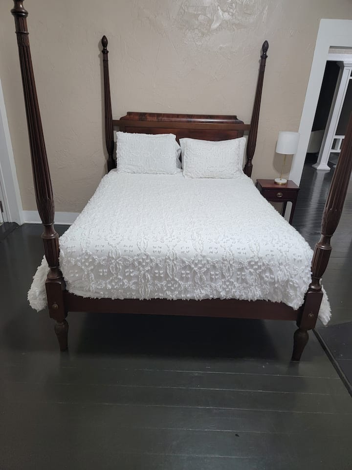 Cama tamaño queen con dosel.