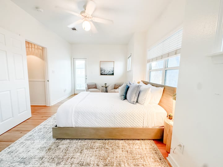 Chambre au 2e étage avec chambre queen size de luxe
- coin salon désigné pour deux
- travail désigné depuis le bureau de la maison
- Matelas en peluche de luxeBeautyRest Select
-Closet
- Connecté au balcon privé avec 2 chaises Adirondack et une table d'appoint