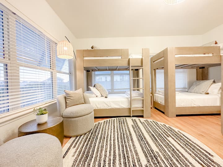 Chambre superposée en prime 

Deux lits superposés jumeaux

Deux matelas inférieurs sont un MATELAS MOELLEUX DE LUXE BEAUTYREST® SELECT™  

Les deux matelas du dessus sont UN MATELAS BAS BEAUTYSLEEP 

Coin salon
Télévision
Armoire pour le rangement des vêtements.