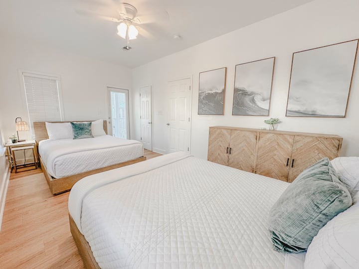 Chambre au premier étage avec 2 lits Queen 

- Matelas en peluche de luxeBeautyRest Select

- Chambre reliée à un patio extérieur privé avec deux chaises Adirondack et une table d'appoint.

-Closet