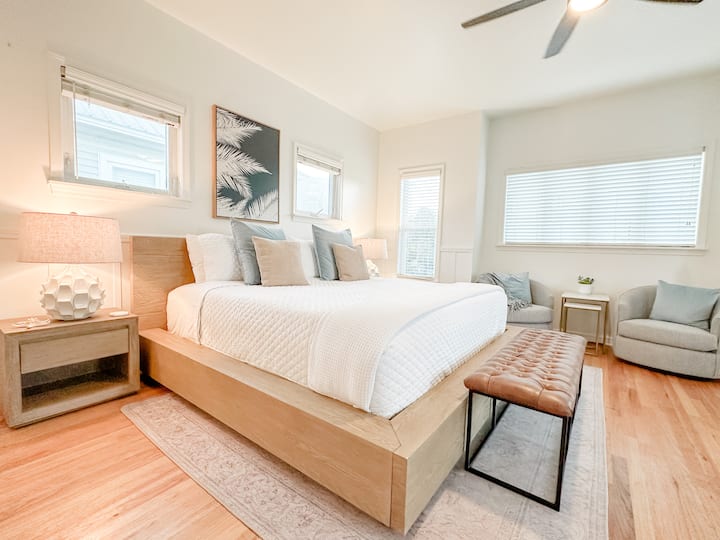 2e étage - Chambre principale
- télévision
- travail depuis le bureau de la maison
- coin salon pour 2 personnes
- patio avec 2 chaises Adirondack et table d'appoint
- salle de bain attenante avec douche à l'italienne, baignoire séparée et deux lavabos
- King BeautyRest PressureSmart Mattress Prime
-Closet