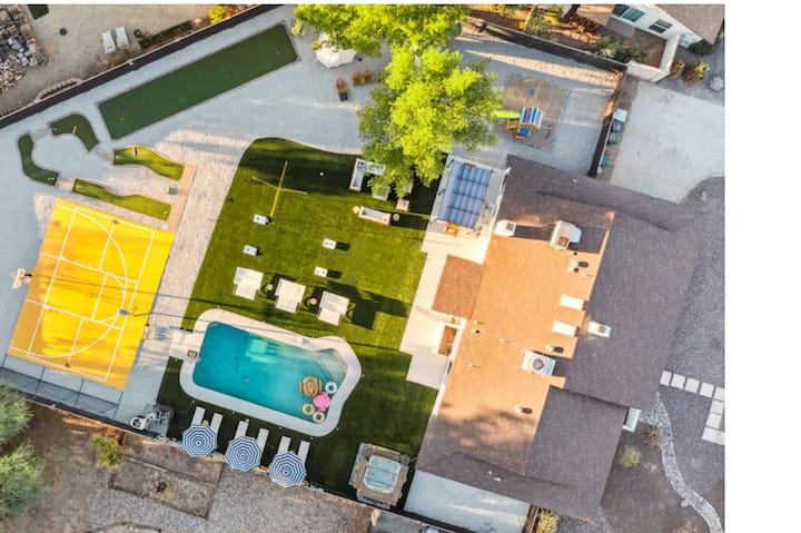 The Oasis Resort | Heated Pool, Basketball, Golf - Phoenix, AZ