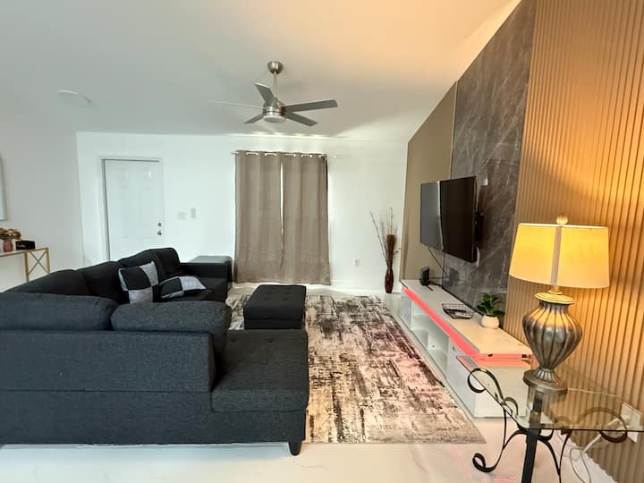 Luxurious Modern Home - Lehigh Acres