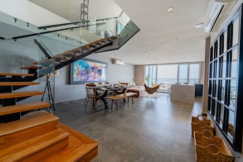 Skyline Bliss – 3BR PH with Jacuzzi in spiaggia