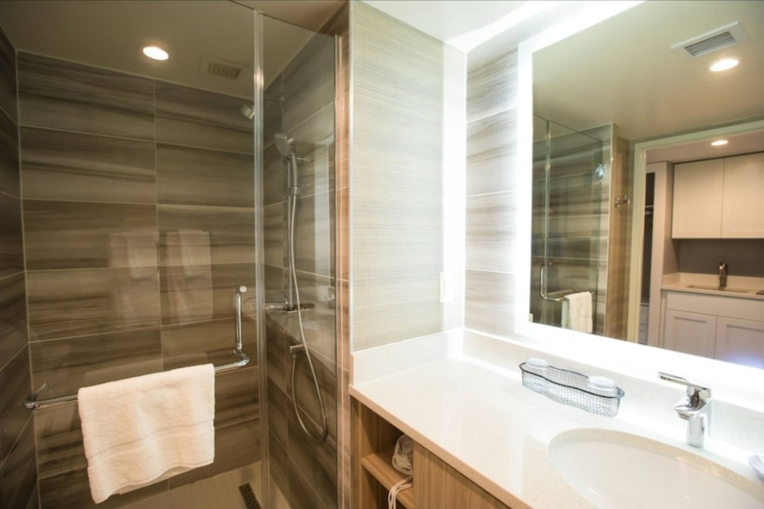Hotel in Honolulu · ★4.33 · 1 bedroom · 2 beds · 1 private bath - Image 8