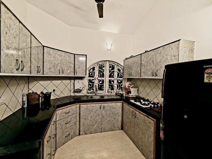 Full kitchen image 2