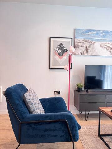 Luxury 2BR Penthouse|Stunning Views|Netflix&Wifi gallery image 2