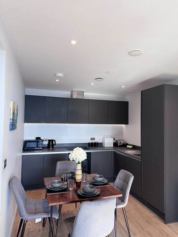 Luxury 2BR Penthouse|Stunning Views|Netflix&Wifi gallery image 3