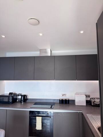 Luxury 2BR Penthouse|Stunning Views|Netflix&Wifi gallery image 4