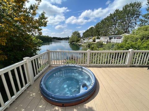 Lake View with Fishing Peg & Hot Tub