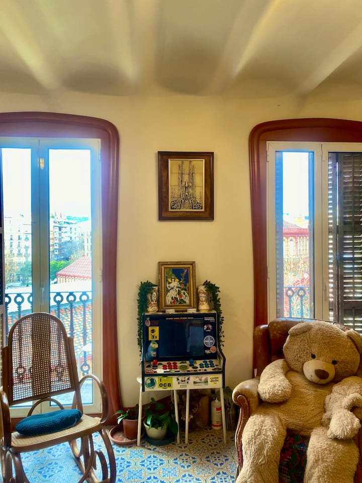 Mashine ya Arcade, Sofa ya Kuvuta ya Umeme iliyo na doki za kuchaji za USB zilizojengwa, meza kubwa ya kulia hapa, meza ya kahawa na roshani ya mbele yenye mwonekano wa soko la Sant Antoni na Tibidabo.