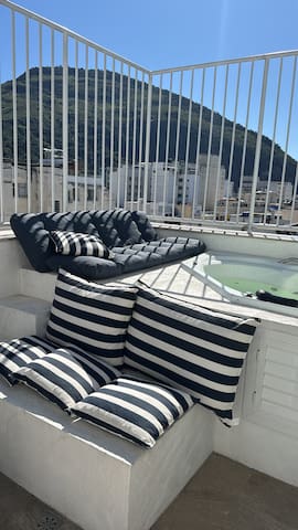 Apto decorado, quadra da praia!