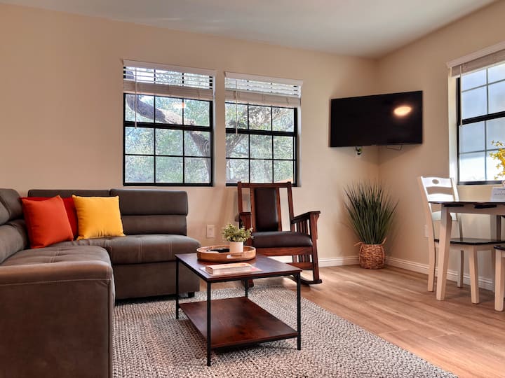 Gram's Place | Retreat Under The Oaks | 20m To Atx - Lake Travis, TX