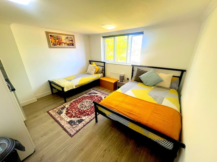 Spacious 6-bedroom House In South London (Zone 4) - 크로이던