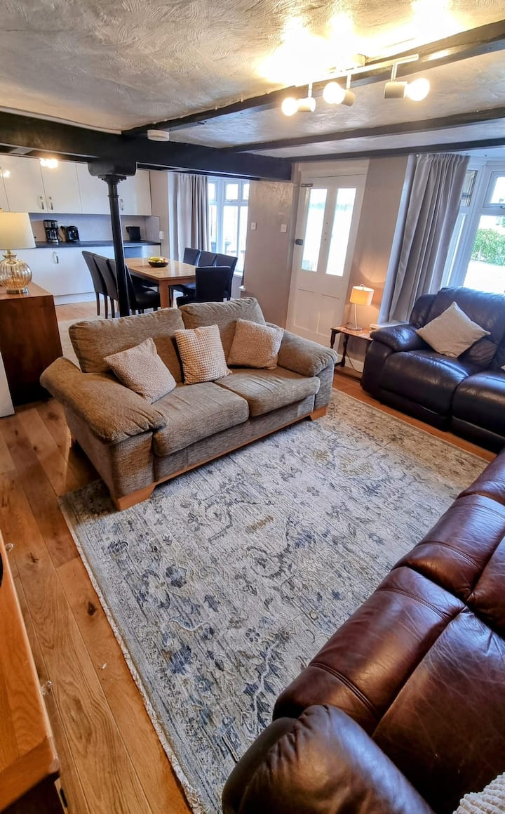 这款3座沙发可展开成双人沙发床。  我们还提供折叠屏风，以提供至少一点隐私。  