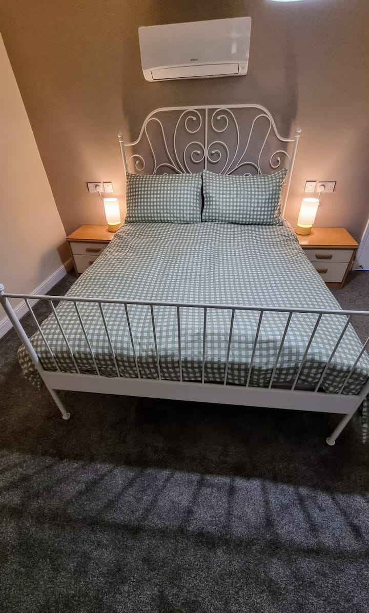 2号卧室 - 配有加大双人床。