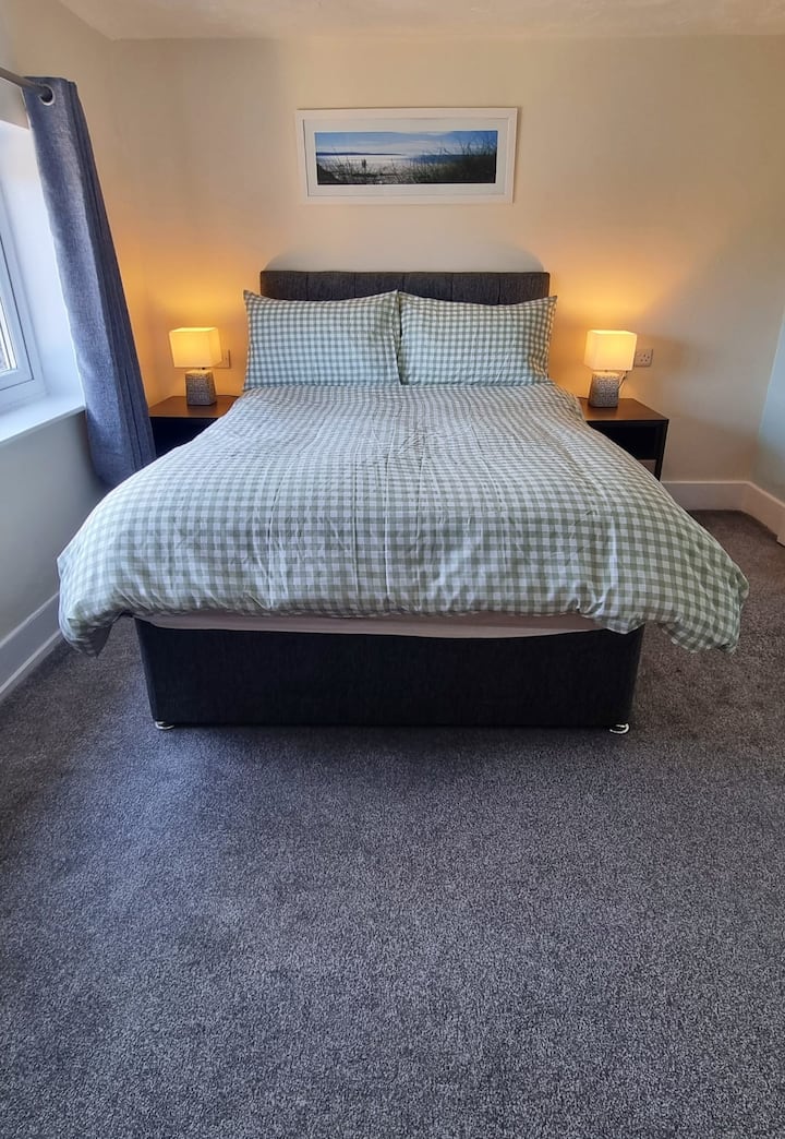 1号卧室-配有一张双人床和套内淋浴间。


