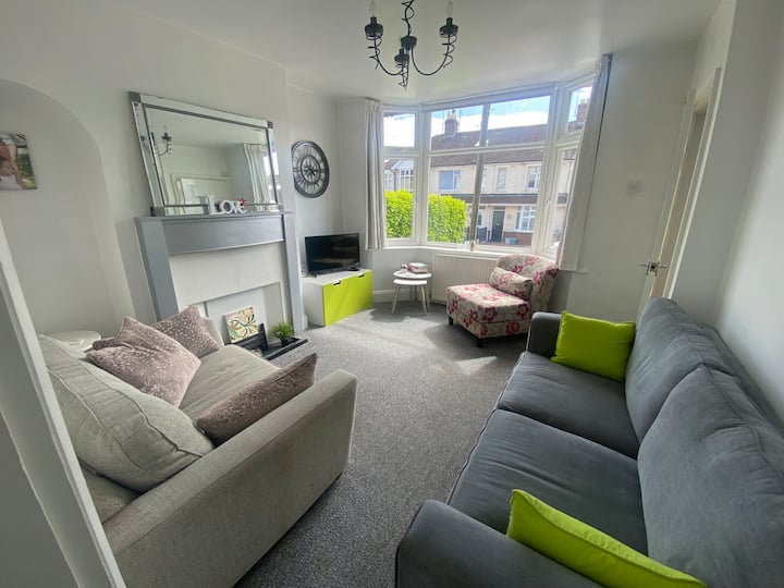 Cozy Home from Home. 2 bed, 2 bath + free parking