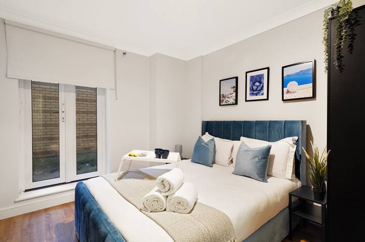 Lux 3-Bed 3-Bath Apt, Terrace, Underground Parking gallery image 3