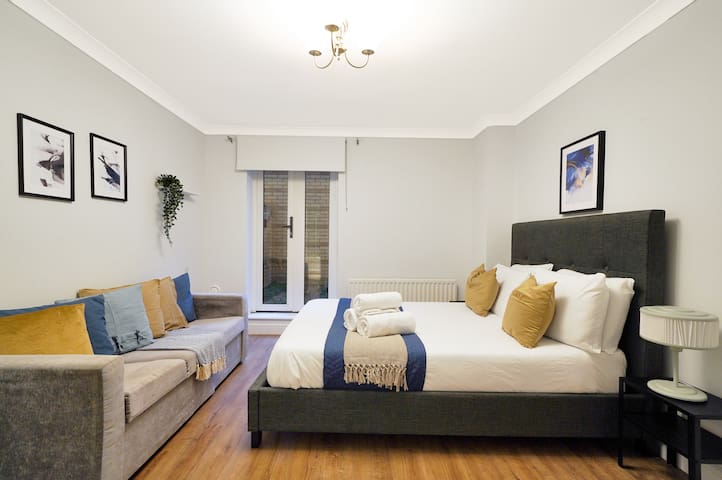 Lux 3-Bed 3-Bath Apt, Terrace, Underground Parking gallery image 4