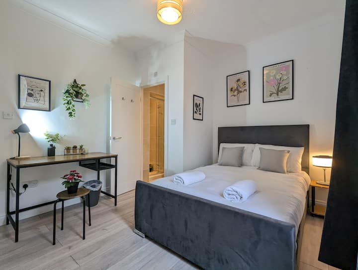 Modern Double Room Private Bath & Free Parking - York
