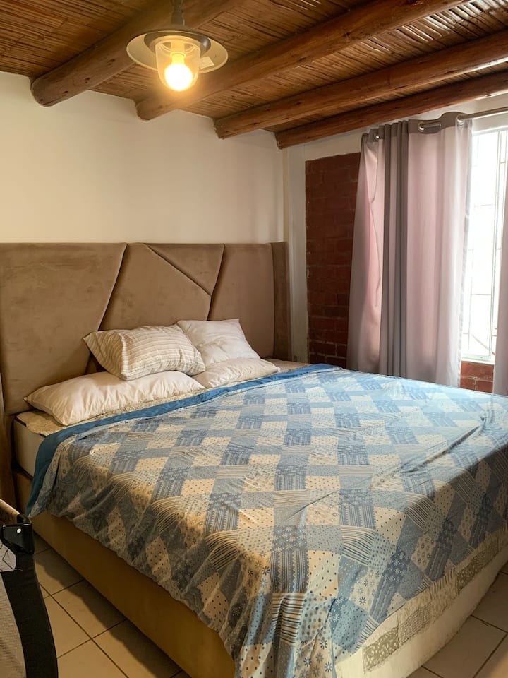 Პრეზიდენტის ფლიგელი, მთავარ საძინებელში არის დიდი საწოლი,
Ტელევიზორი ჭკვიანი 34 სანტიმეტრი და სააბაზანო
Შედის.