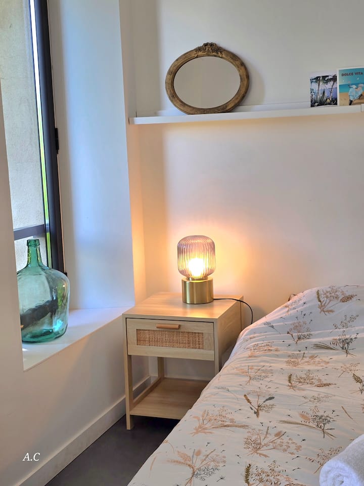 Bedroom No. 4 with 2 beds of 140 cm, air-conditioned and view of the vineyards and the terrace 